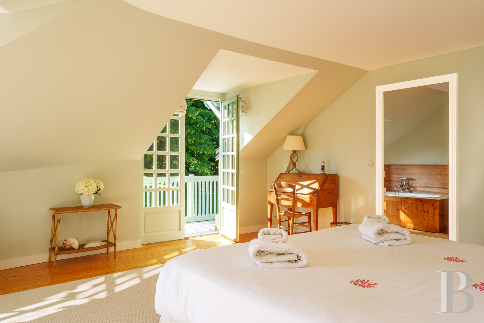 À Arradon, dans le golfe du Morbihan, une île privée de douze hectares et ses deux maisons - photo  n°25